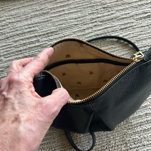 Chic Black Crossbody Bag with Gold Chain - Picture 2 of 3